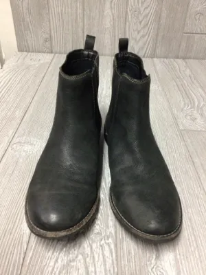 Clarks Chelsea Boots Size 7.5