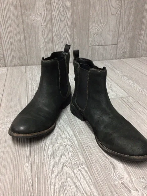Clarks Chelsea Boots Size 7.5