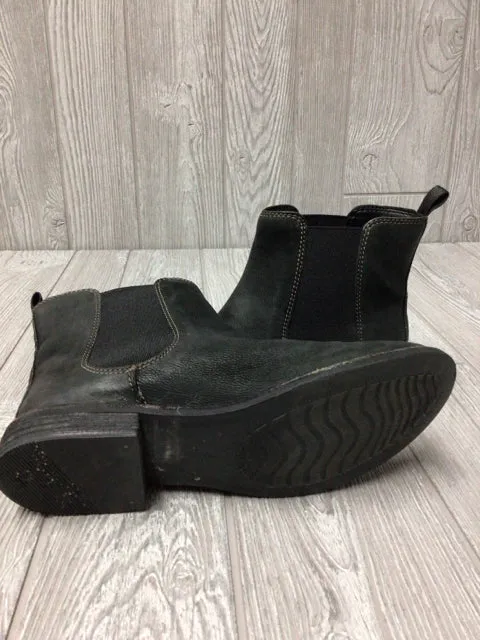 Clarks Chelsea Boots Size 7.5