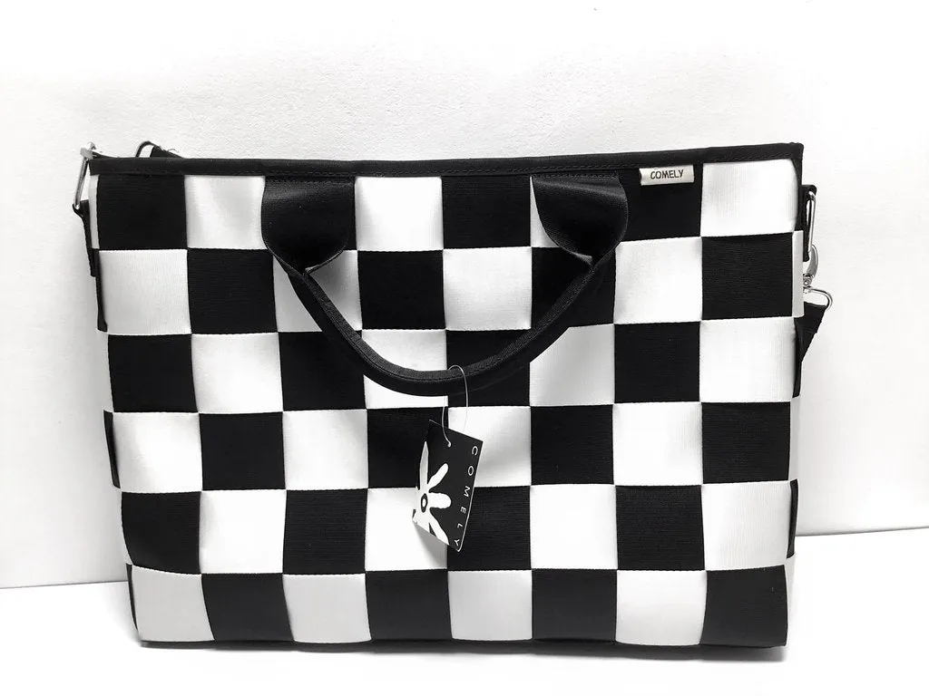 COMELY "HANDBAGS" LOT 4