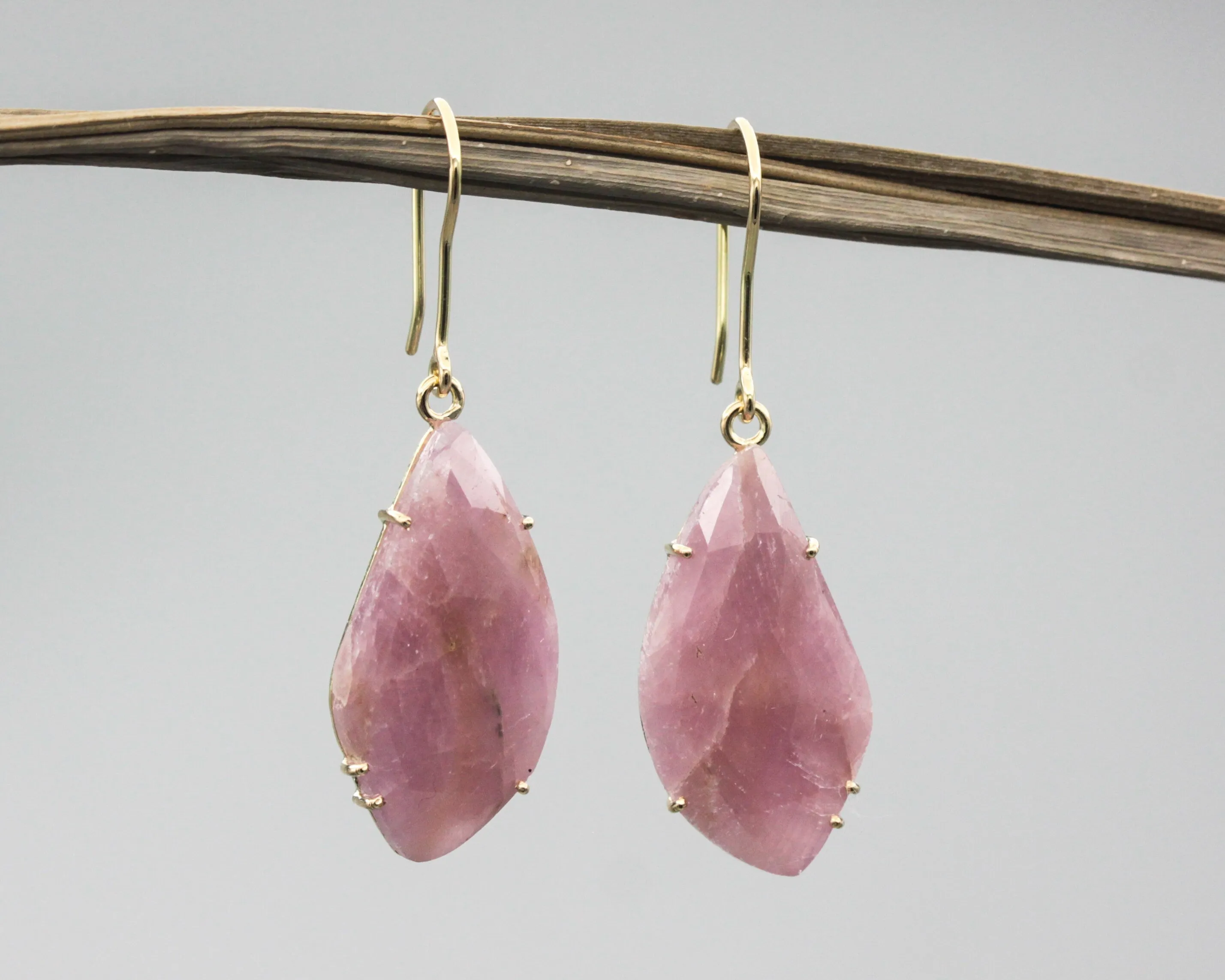Earrings rose cut pink sapphire with 18k gold in prongs setting and hooks style on the top