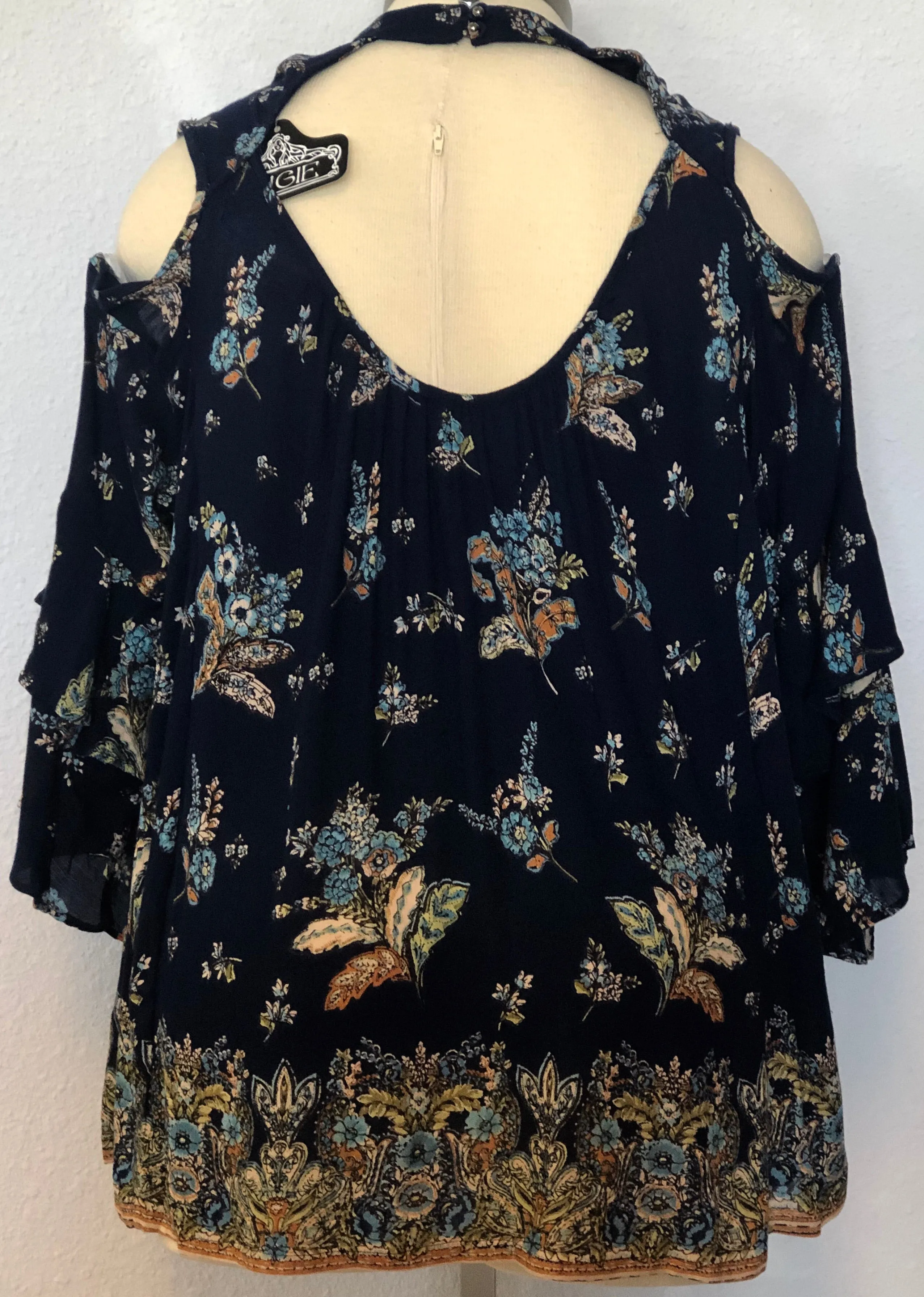 PLUS KEYHOLE COLD SHOULDER TOP