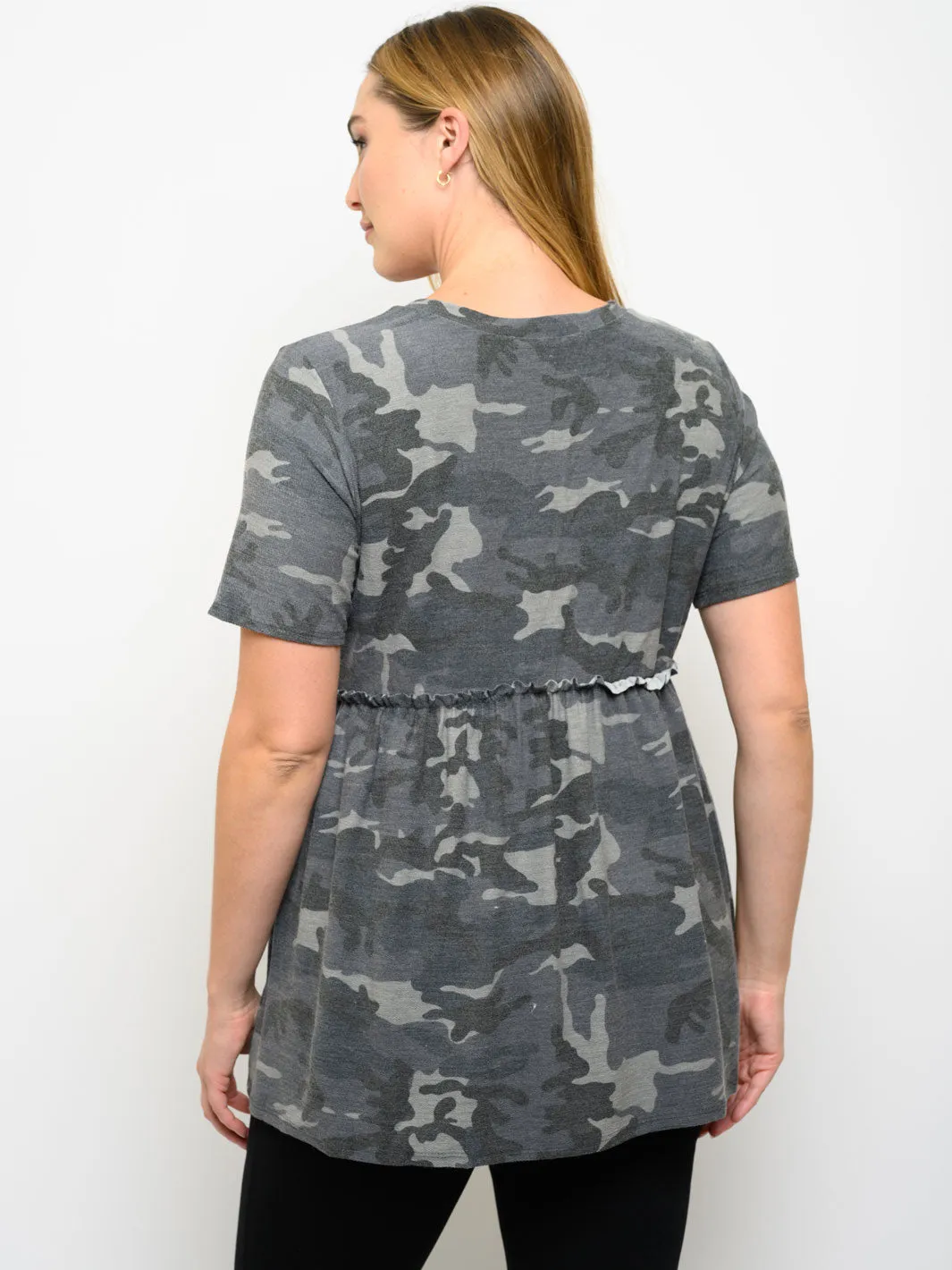 PLUS SIZE SHORT SLEEVE V-NECK CAMO PRINT TOP