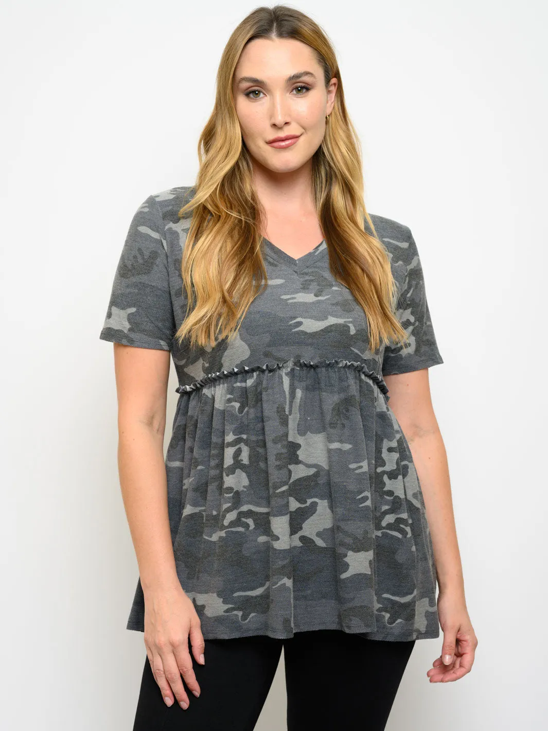 PLUS SIZE SHORT SLEEVE V-NECK CAMO PRINT TOP