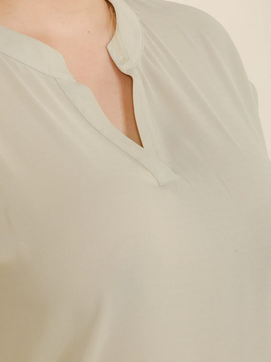 PLUS SIZE SHORT SLEEVE V-NECK TOP