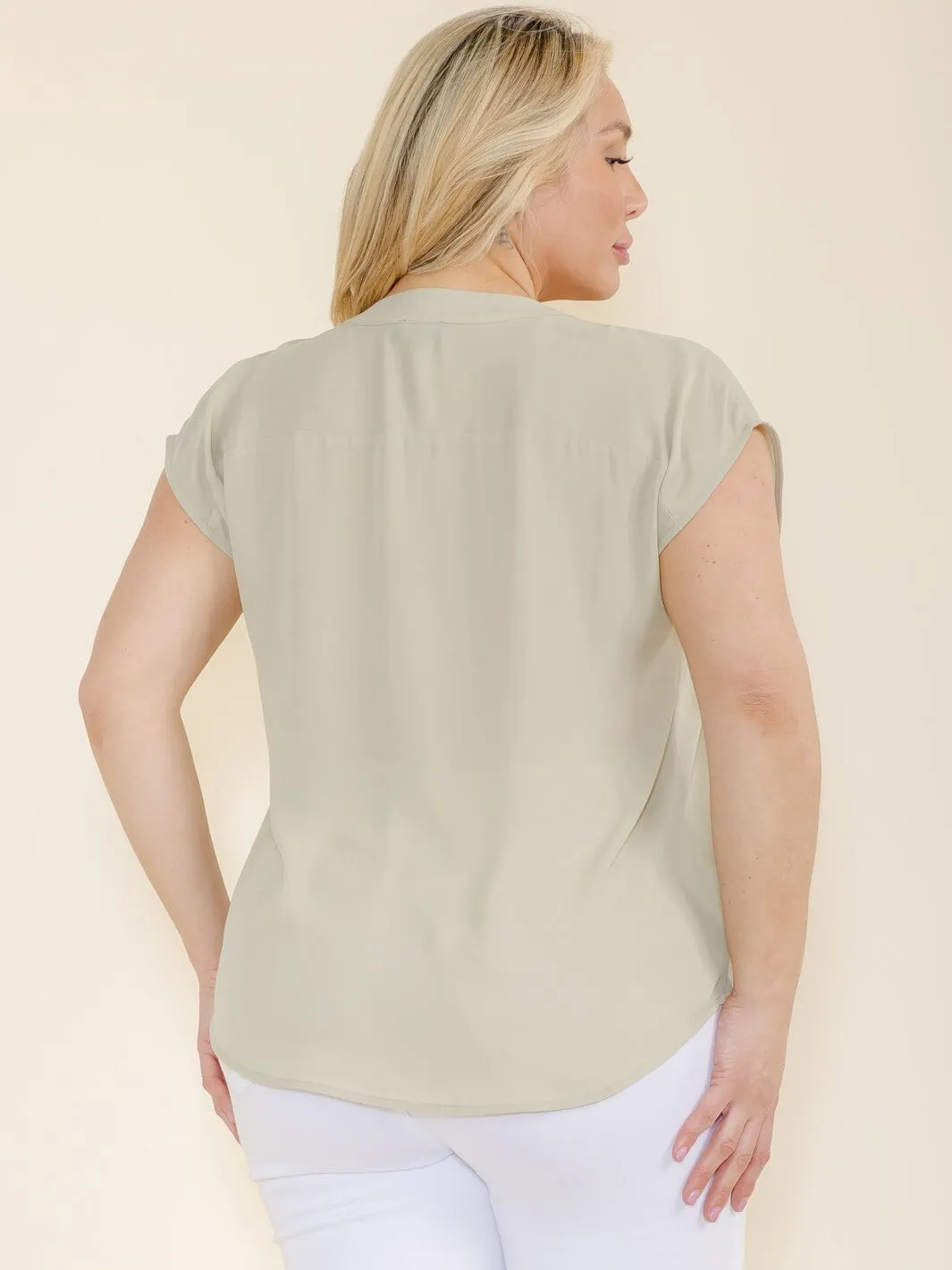 PLUS SIZE SHORT SLEEVE V-NECK TOP