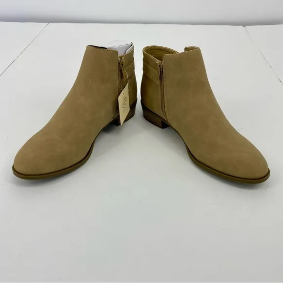 St Johns Bay Womens 7M SJB Rayford Ankle Boots Sand New in box Memory Foam