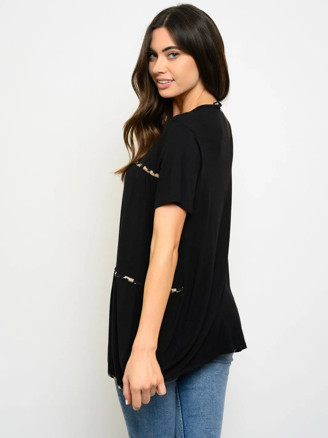 WOMEN'S SHORT SLEEVE ANIMAL PRINT DETAIL TOP