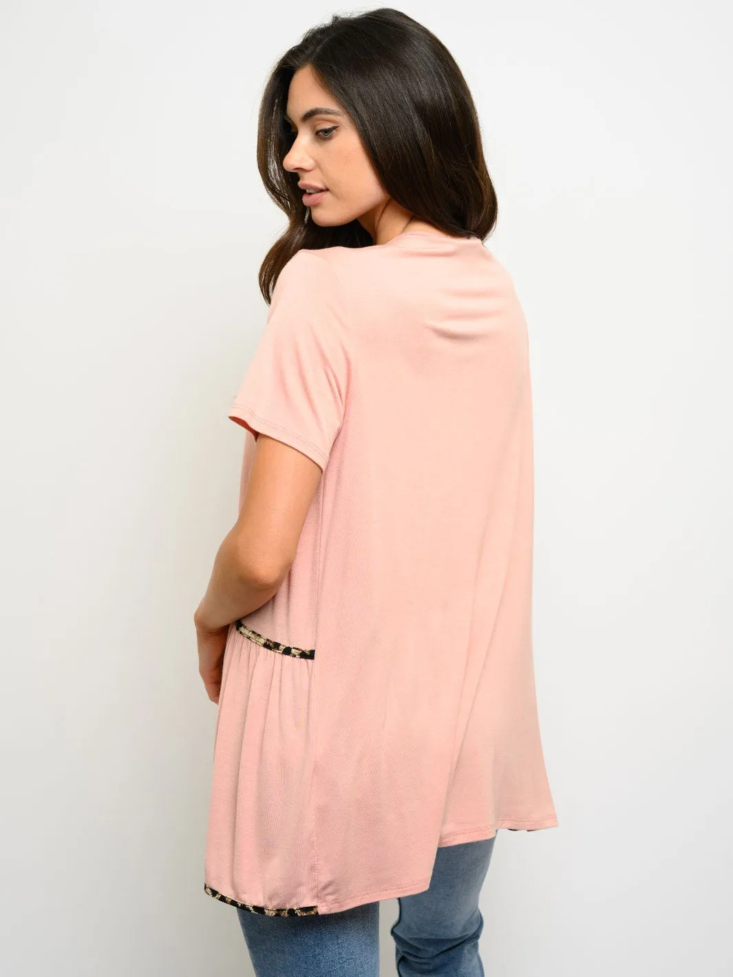 WOMEN'S SHORT SLEEVE ANIMAL PRINT DETAIL TOP