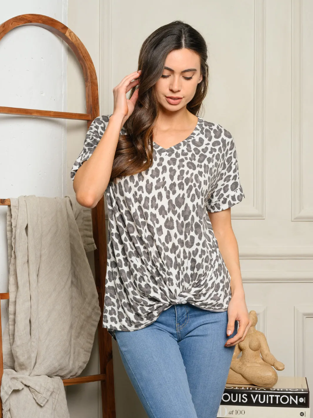 WOMEN'S SHORT SLEEVE ANIMAL PRINT FRONT KNOT TOP
